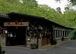 Gaststätte im Gelände nahe den Ferienhäusern, mit Jagdstube mit Kamin - Waldschänke & Pension Am Forsthaus